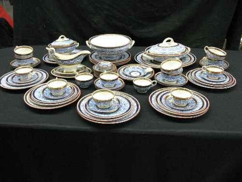 SERVICE FOR 8 ROYAL WORCESTER CHINA: SERVICE FOR 8 ROYAL WORCESTER CHINA