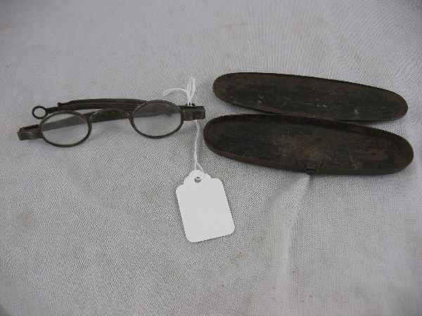 CIVIL WAR ERA GUNMETAL SPECTACLES W/CASE: CIVIL WAR ERA GUNMETAL SPECTACLES W/CASE
