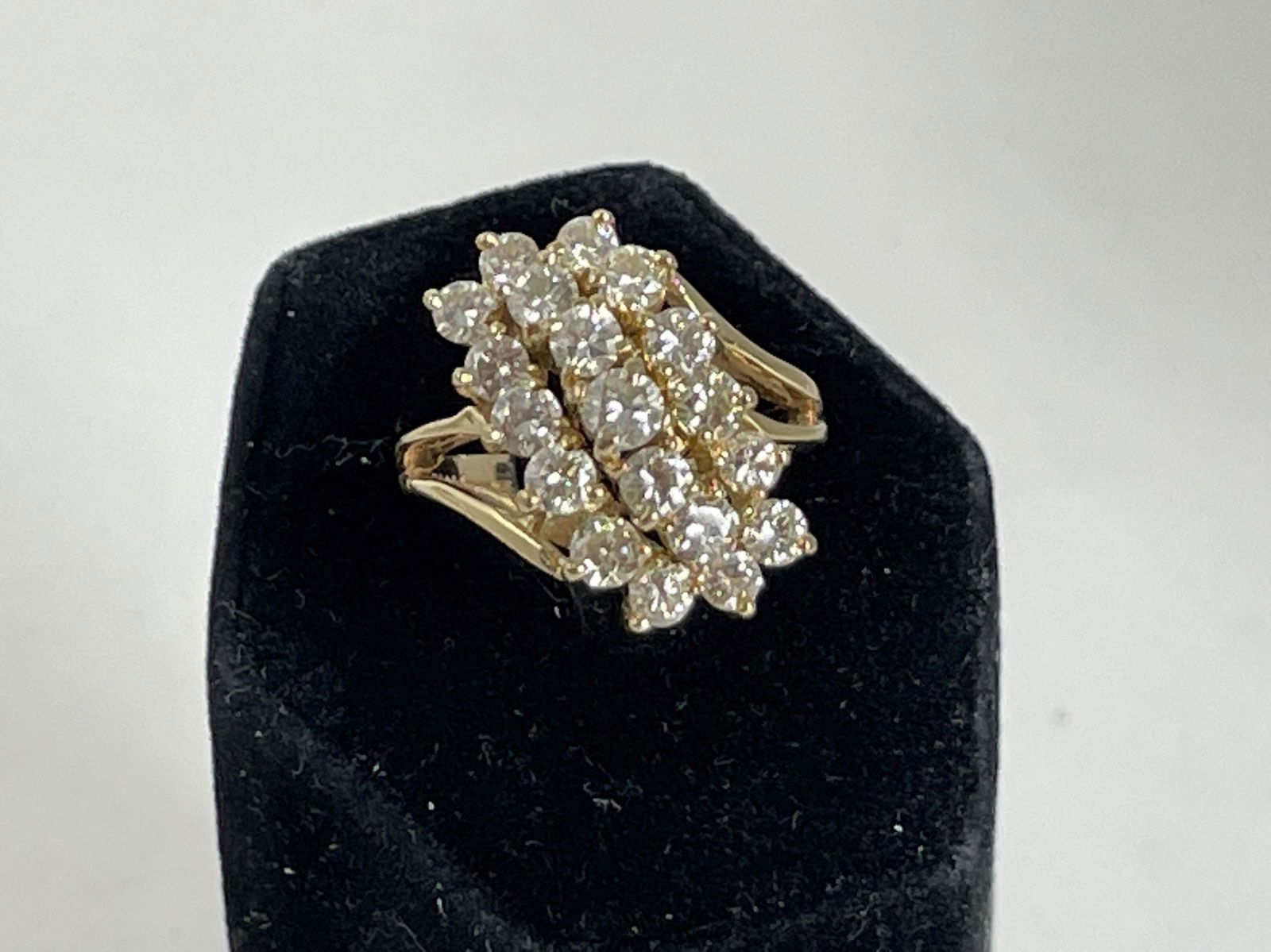 A 14K GOLD AND DIAMOND CLUSTER RING, 7.7 GRAMS (1 of 4)