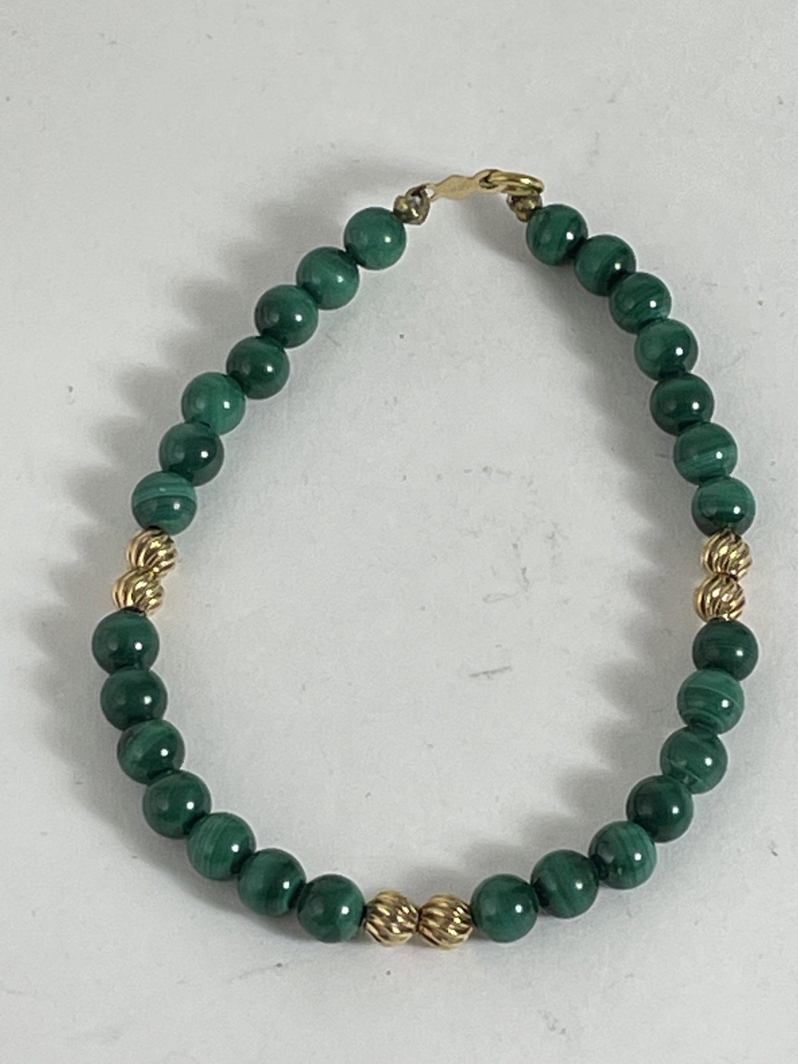 14K GOLD BEAD AND GREEN BEAD BRACELET, 6.5": 14K GOLD BEAD AND GREEN BEAD BRACELET, 6.5"