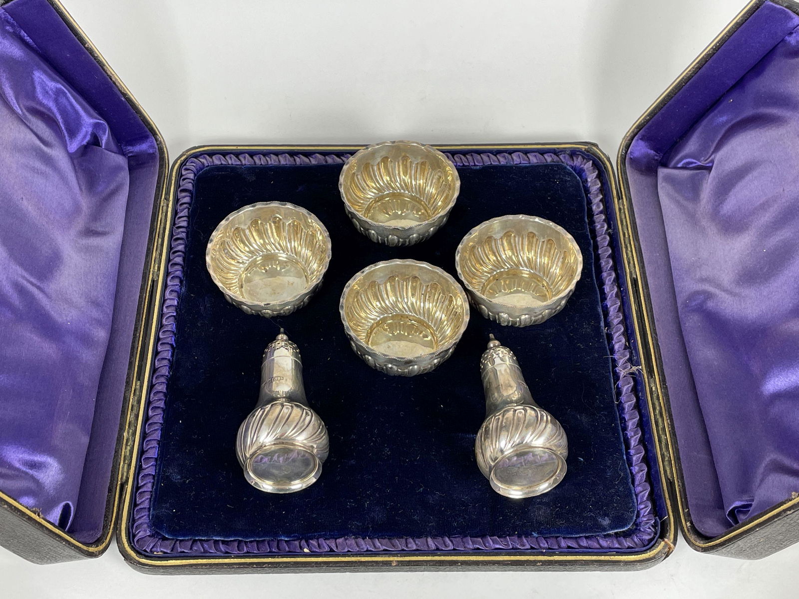 A CASED STERLING SILVER SALT AND PEPPER SET, 4.2 OZT (1 of 5)