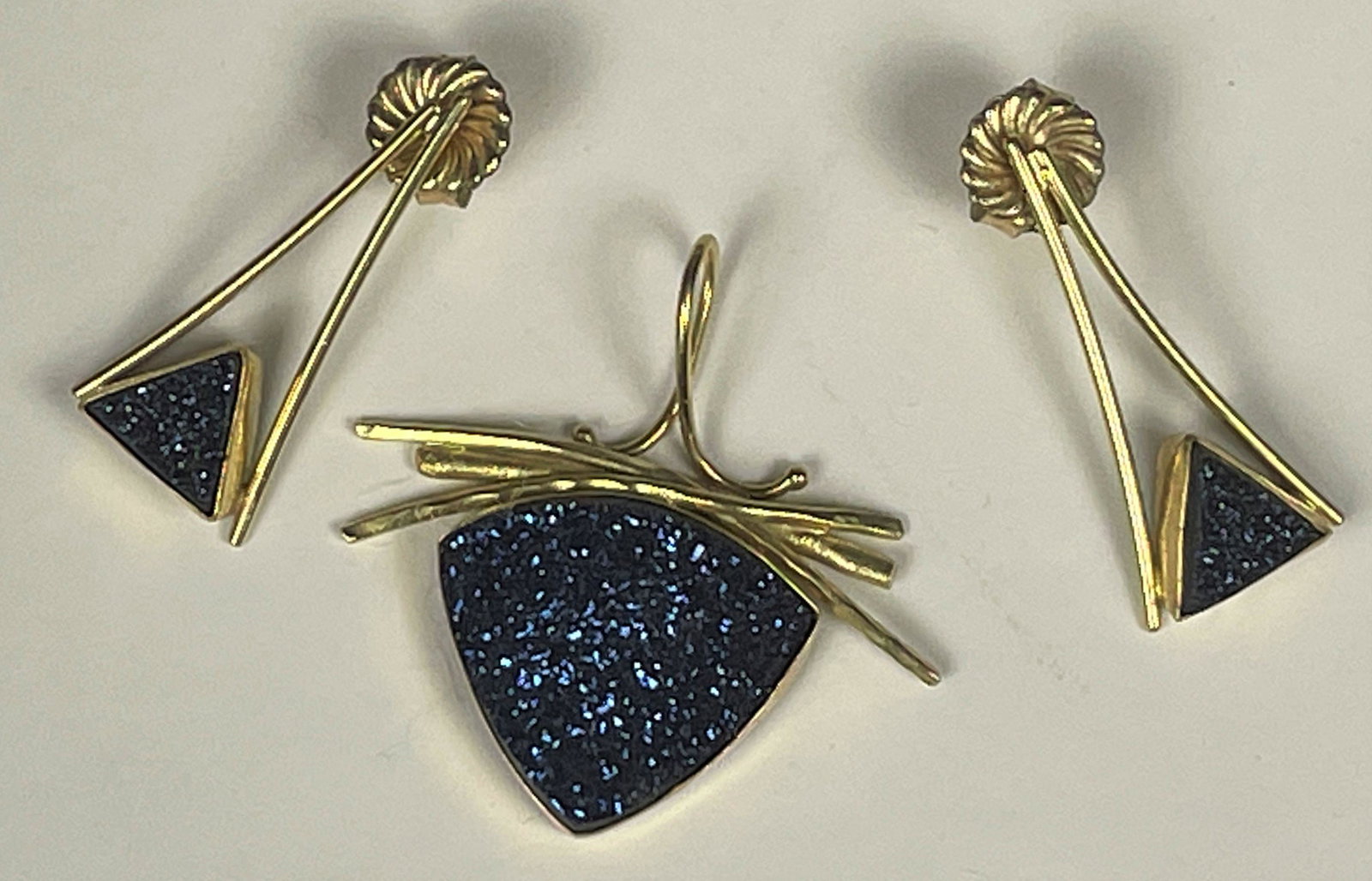 A 22K GOLD AND STERLING SILVER PIN AND EARRING SET, 16 GRAMS: A 22K GOLD AND STERLING SILVER PIN AND EARRING SET, 16 GRAMS