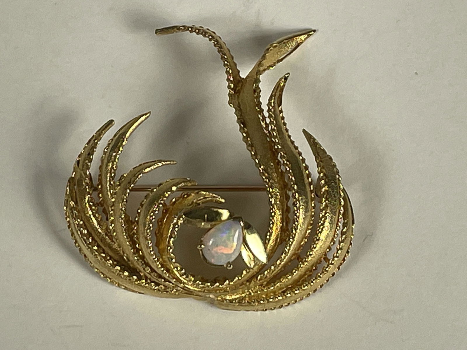 AN 18K GOLD DESIGNER BROACH WITH OPAL, 20.27 GRAMS (1 of 5)