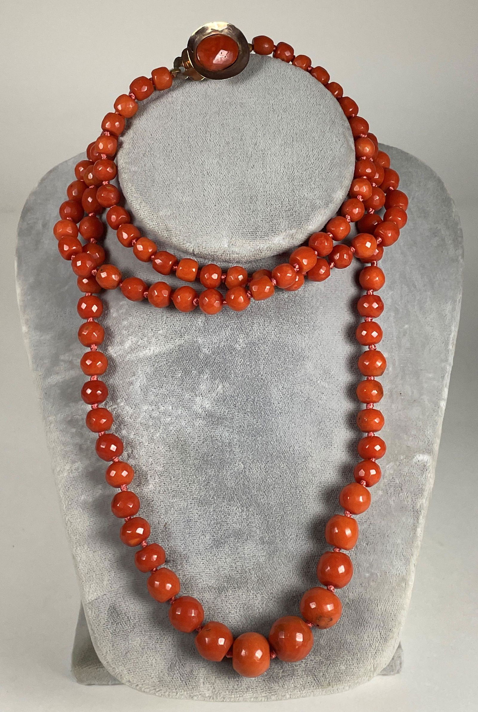 A 42" FACETED NATURAL RED CORAL NECKLACE WITH AN 18K GOLD CLASP, 107 GRAMS (1 of 8)