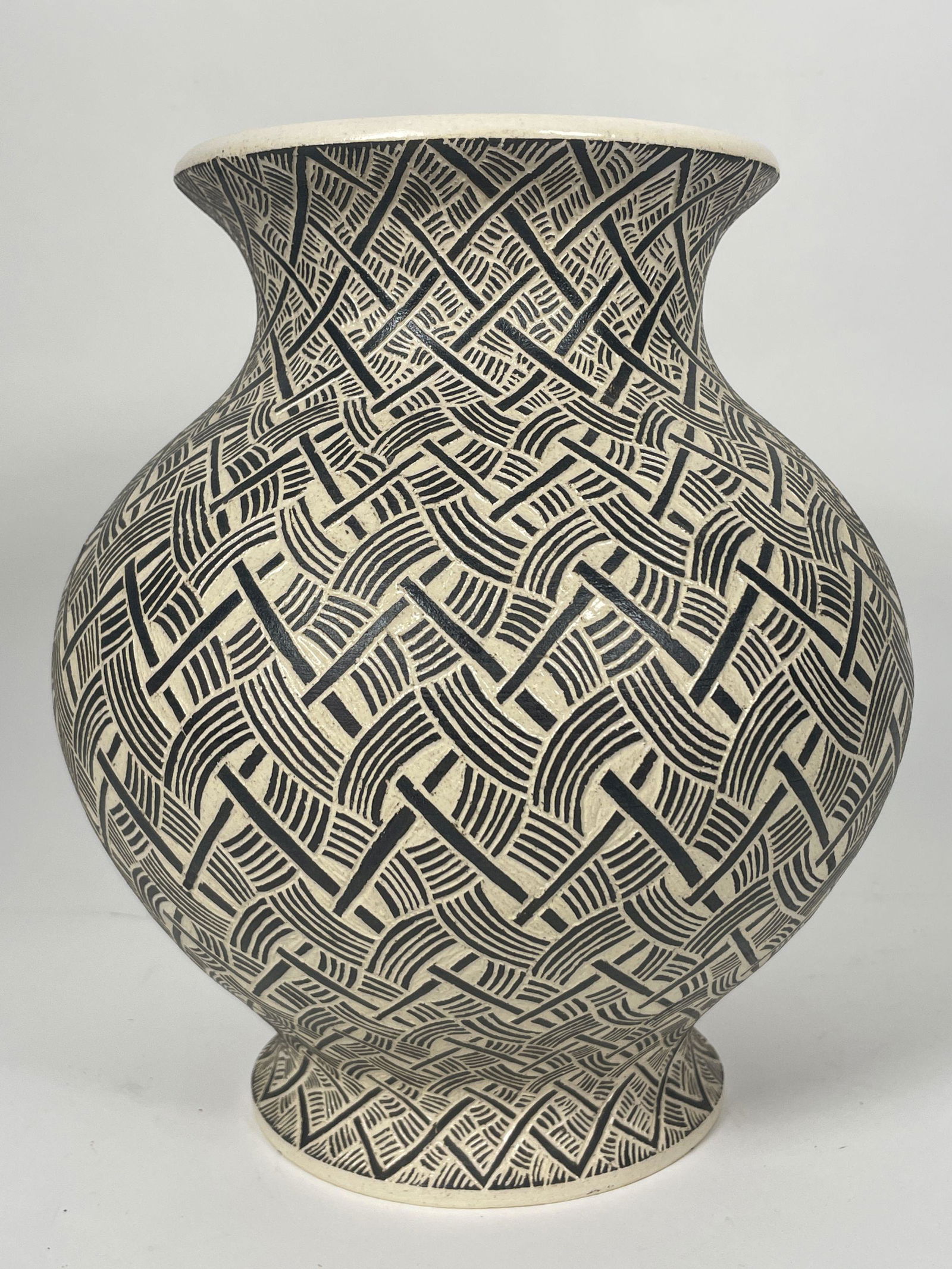 A CONTEMPORARY SIGNED ART POTTERY VASE, 10" X 8" (1 of 6)