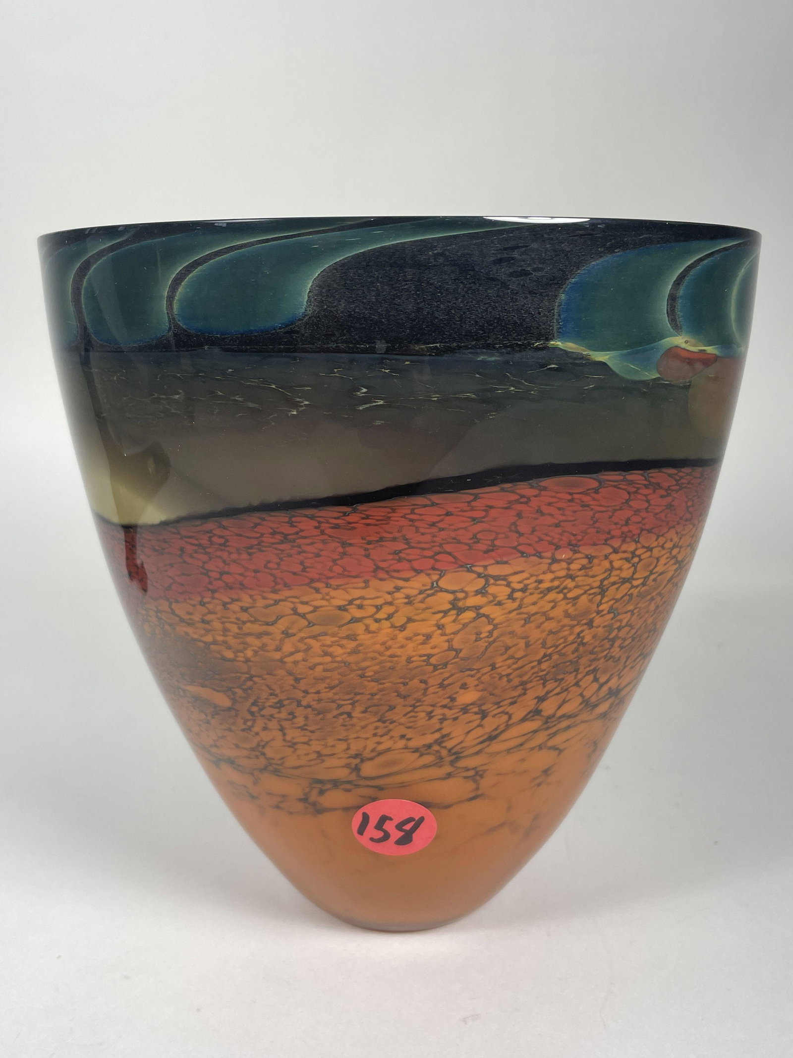 A SIGNED 2010 STEVEN MAIN ART GLASS VASE, S7" X 7": A SIGNED 2010 STEVEN MAIN ART GLASS VASE, SIGNATURE 7" X 7"EXCELLENT CONDITION
