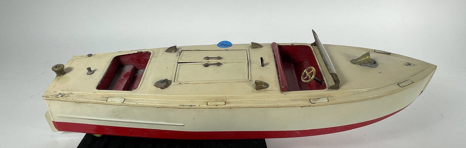 AN ANTIQUE ALL METAL LIONELCRAFT MOTORBOAT WITH A KEYWIND WATCHWORK MOTOR 17" X 5" X 4": AN ANTIQUE ALL METAL LIONELCRAFT MOTORBOAT WITH A KEYWIND WATCHWORK MOTOR 17" X 5" X 4"