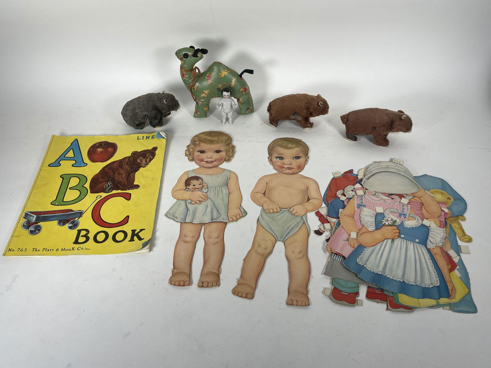 TOY LOT INCLUDES 3 MODERN TOY WIND UP BEARS, A PORCELAIN DOLL, A LINEN ABC BOOK, AND PAPER DOLLS: TOY LOT INCLUDES 3 MODERN TOY WIND UP BEARS, A PORCELAIN DOLL, A LINEN ABC BOOK, AND PAPER DOLLS