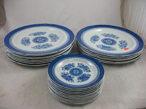 26 PIECES SPODE FITZHUGH CHINA, 14 DINNER 10": 26 PIECES SPODE FITZHUGH CHINA, 14 DINNER 10" PLATES, 12 6" DESSERT