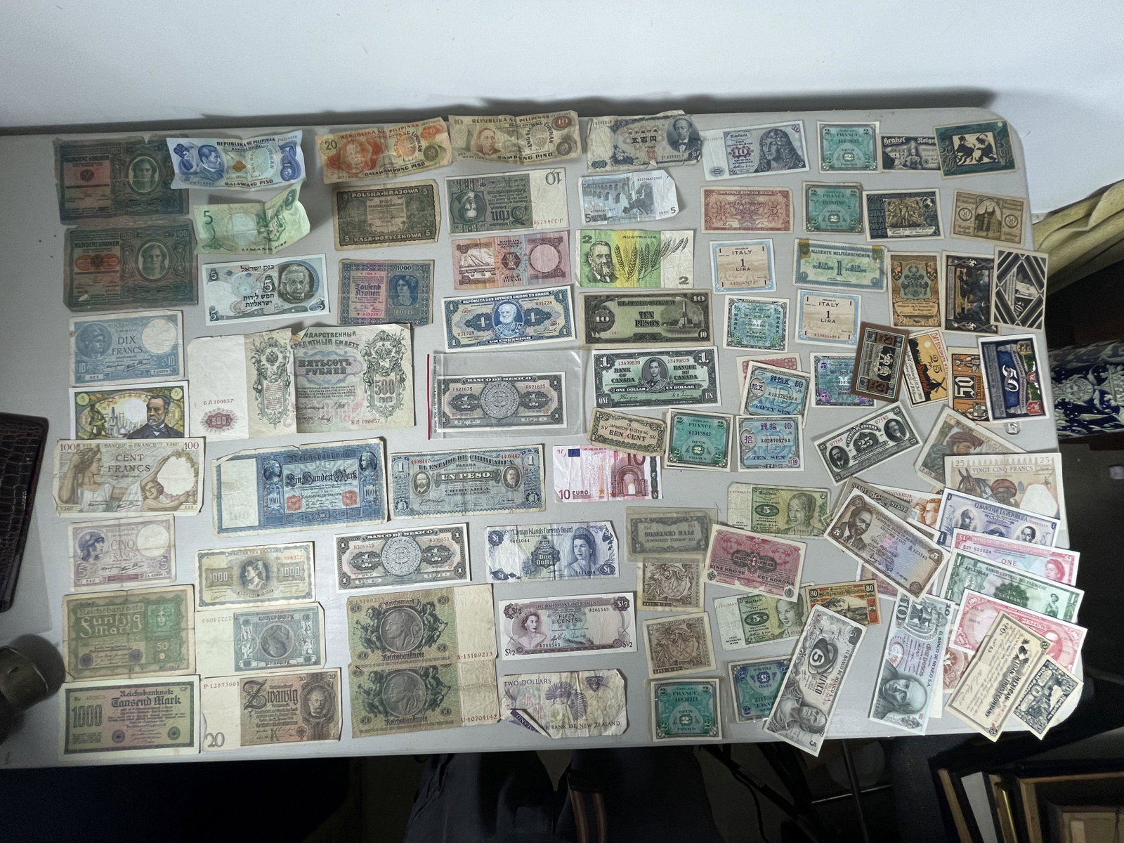 LARGE LOT OF INTERNATIONAL PAPER CURRENCY: LARGE LOT OF INTERNATIONAL PAPER CURRENCY