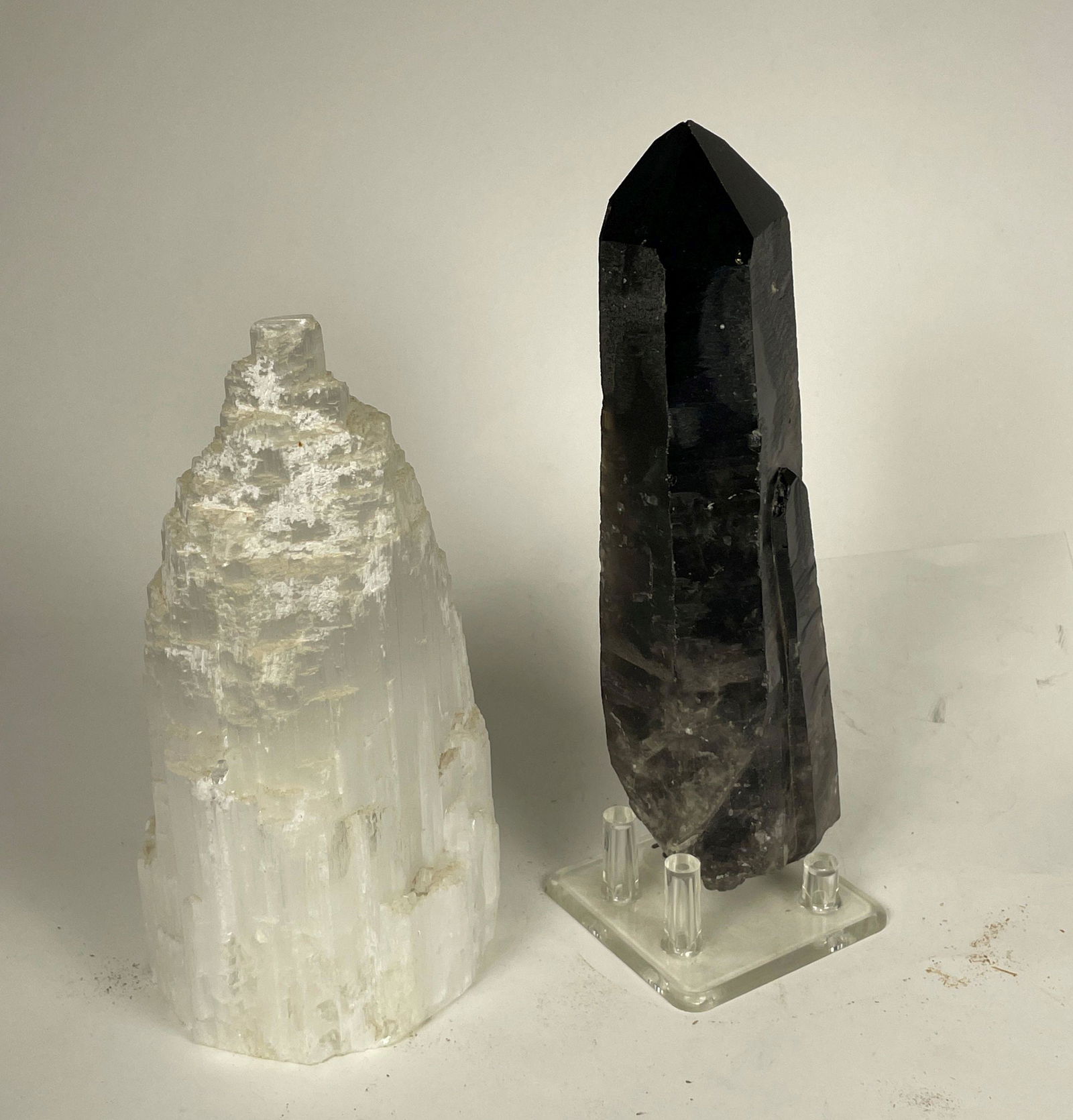 TWO LARGE CRYSTAL MINERAL SPECIMENS NATROLITE, 7" EACH ONE BLACK AND ONE WHITE: TWO LARGE CRYSTAL MINERAL SPECIMENS NATROLITE, 7" EACH ONE BLACK AND ONE WHITE
