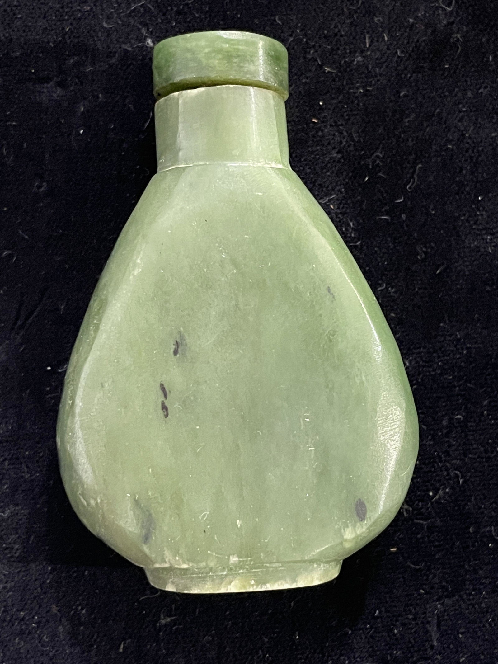 AN ANTIQUE CHINESE SPINACH JADE SNUFF BOTTLE 2.5": AN ANTIQUE CHINESE SPINACH JADE SNUFF BOTTLE 2.5"