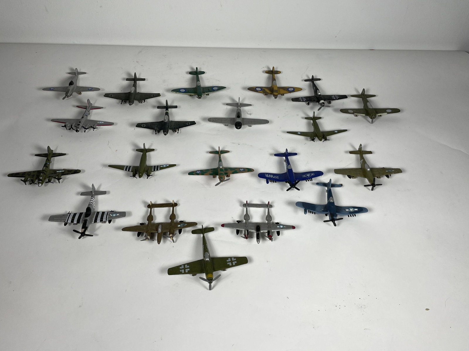 A SMALL COLLECTION OF 1960S DIECAST AIRPLANES: A SMALL COLLECTION OF 1960S DIECAST AIRPLANES, 4" AND SMALLER
