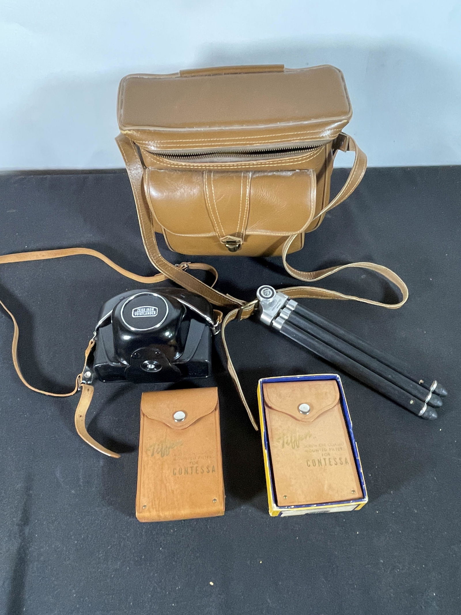 MINT CONDITION ZEISS CONTAFLEX CAMERA OUTFIT: MINT CONDITION ZEISS CONTAFLEX CAMERA OUTFIT
