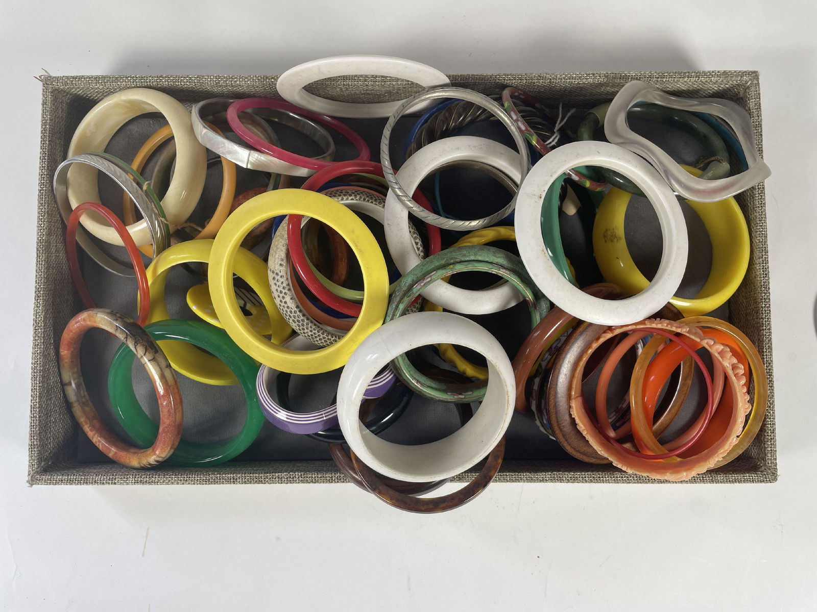 LARGE LOT OF VINTAGE BANGLES, SOME BAKELITE: LARGE LOT OF VINTAGE BANGLES, SOME BAKELITE