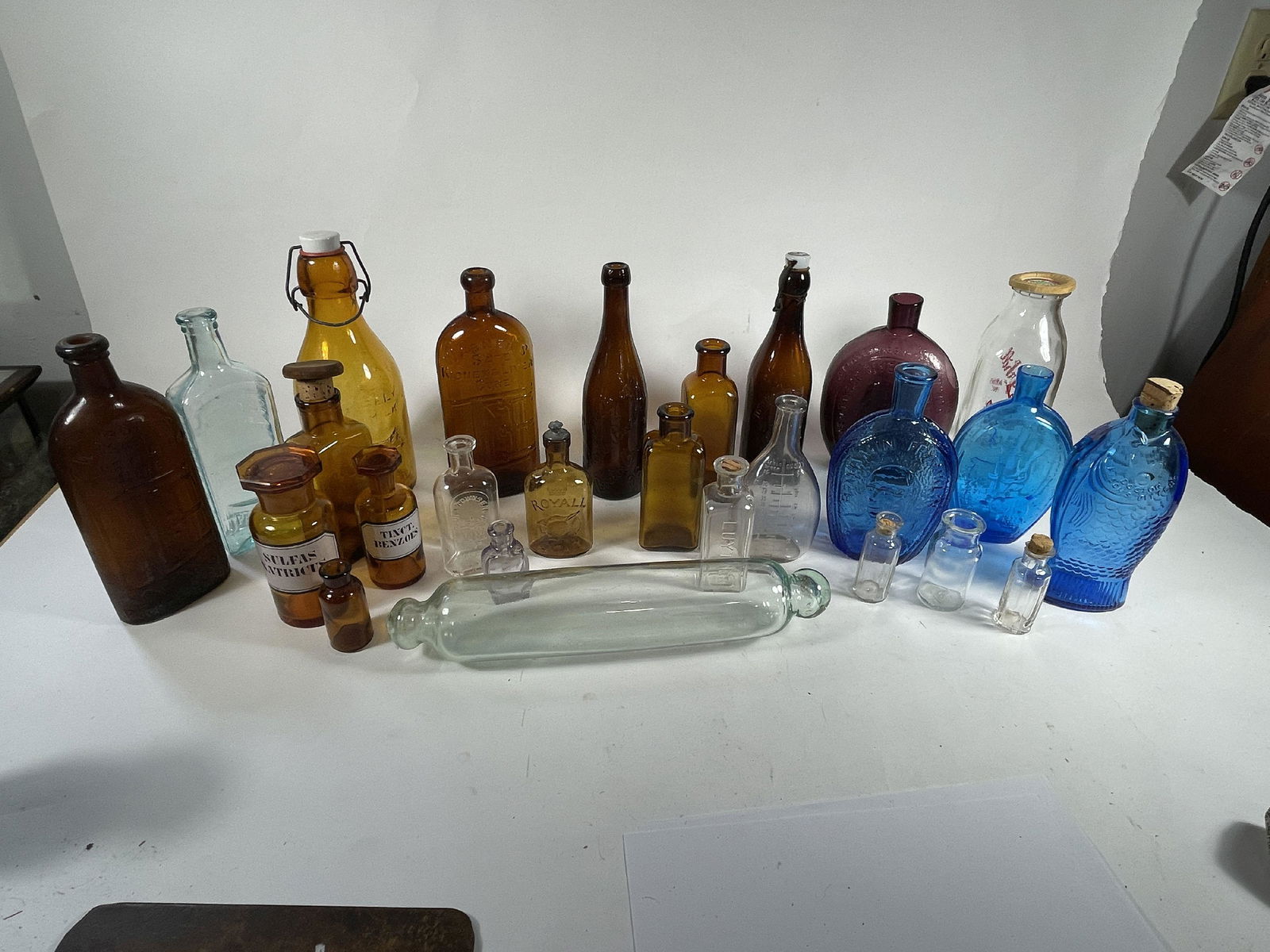 A LARGE LOT OF ANTIQUE BOTTLES (1 of 11)