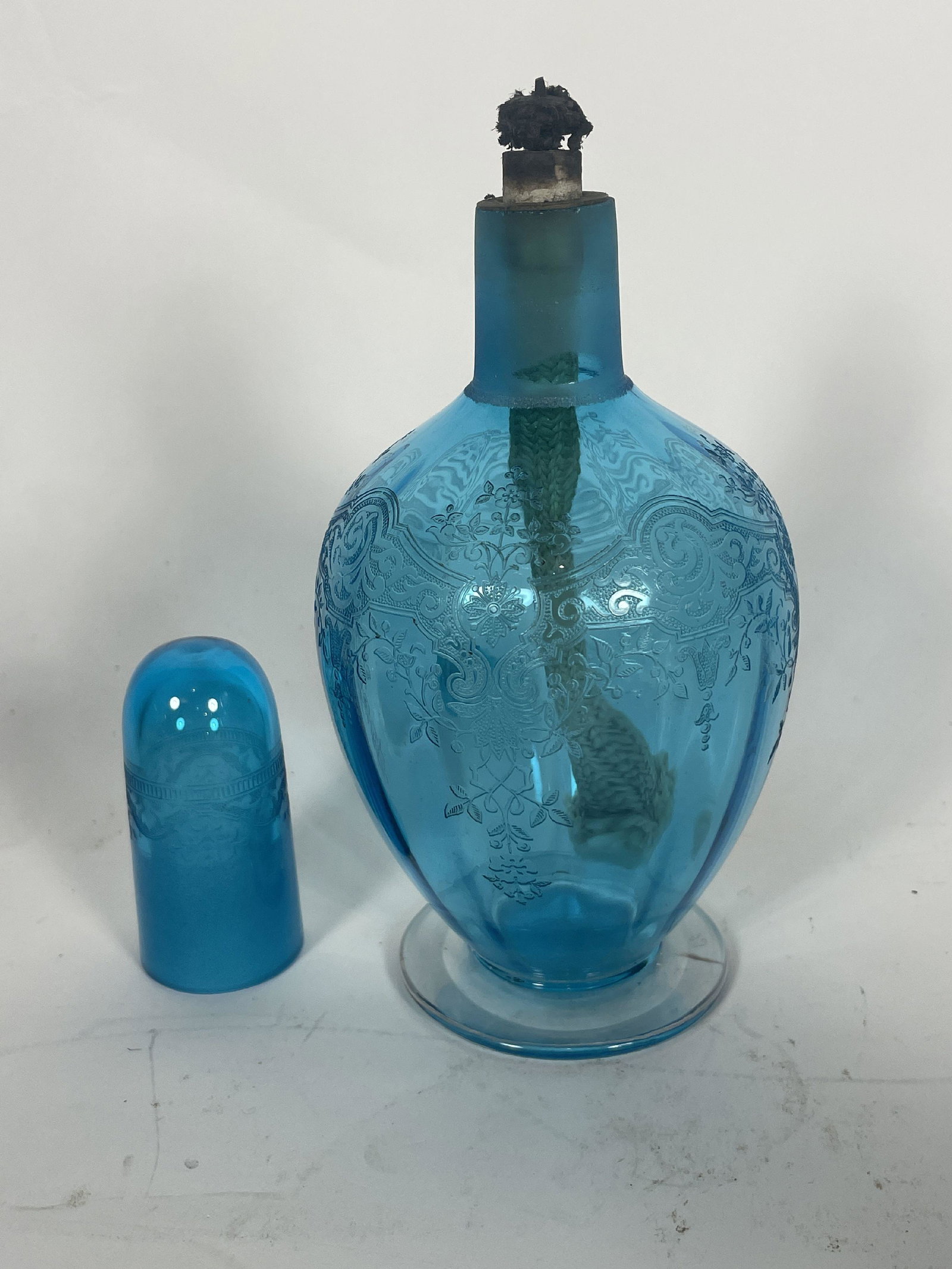 AN ETCHED 1910 BACCARAT PERFUME BURNER, 7.5": AN ETCHED 1910 BACCARAT PERFUME BURNER, 7.5"