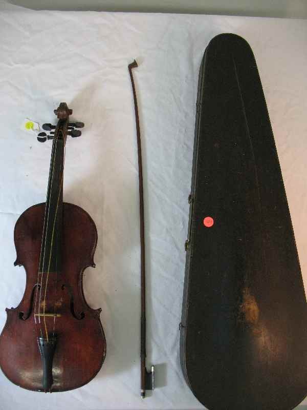 VIOLIN: UNMARKED VIOLIN W/ BOW