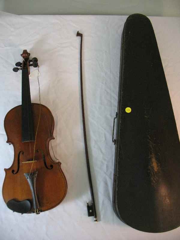 VIOLIN: UNMARKED VIOLIN W/ BOW