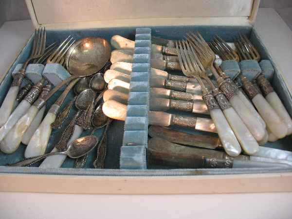 CASED REED & BARTON MOP & STERLING LUNCHEON F: CASED REED & BARTON MOP & STERLING LUNCHEON FLATWARE FOR 8 W/ 6 STERLING SPOONS