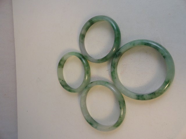 2 PAIRS OF JADE BANGLES: 2 PAIRS OF JADE BANGLES