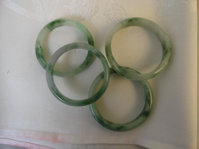 4 GREEN JADE BANGLES: 4 GREEN JADE BANGLES