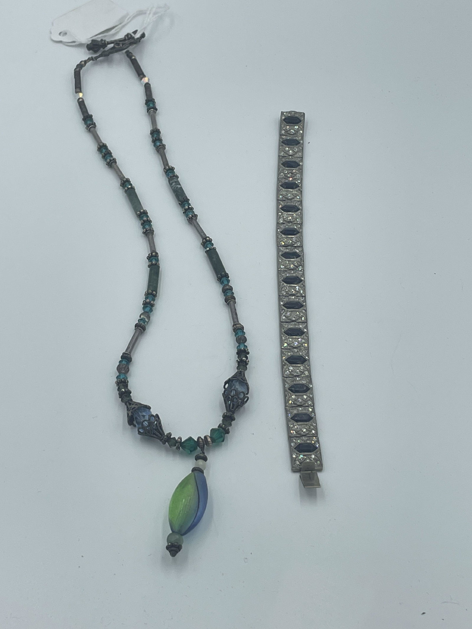 A CZECH GLASS BEADED NECKLACE AND A BETTER QUALITY COSTUME JEWELRY BRACELET: A CZECH GLASS BEADED NECKLACE AND A BETTER QUALITY COSTUME JEWELRY BRACELET