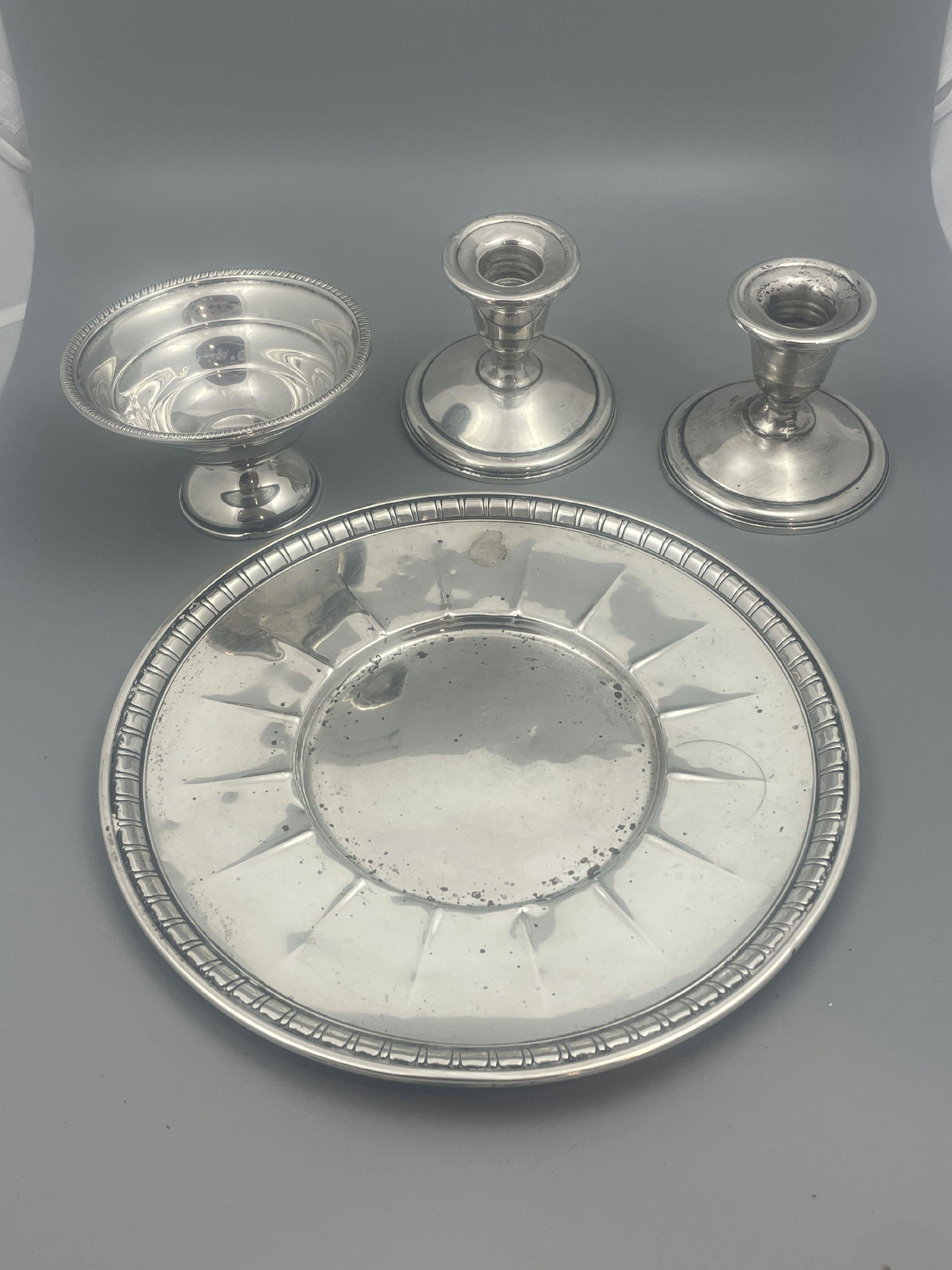 A STERLING SILVER TRAY AND THREE PIECES WEIGHTED STERLING SILVER, 9" AND SMALLER. 16 GRAMS WEIGHABLE (1 of 4)