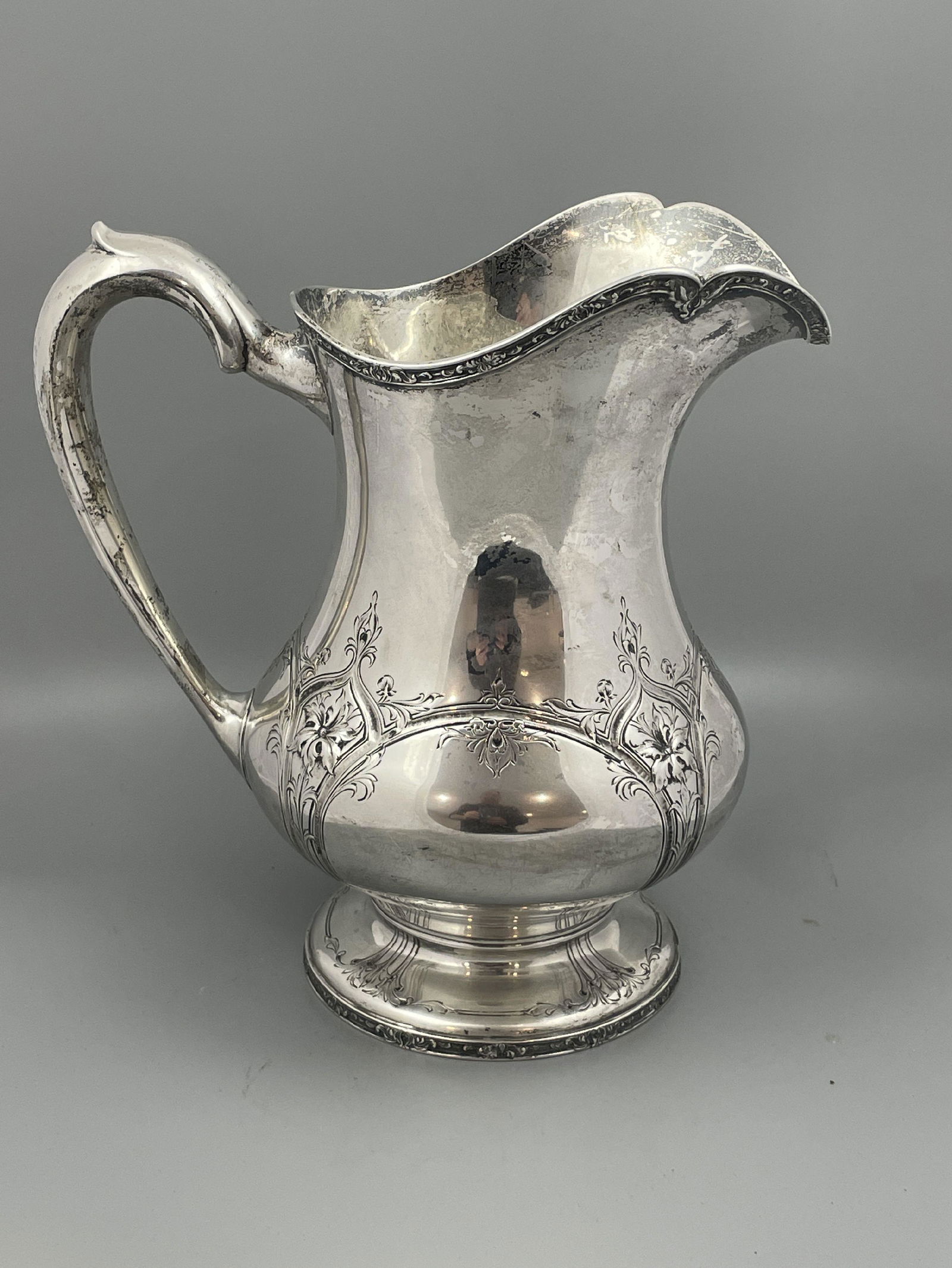 A LARGE STERLING SILVER VICTORIAN WATER PITCHER, 980 GRAMS (1 of 7)