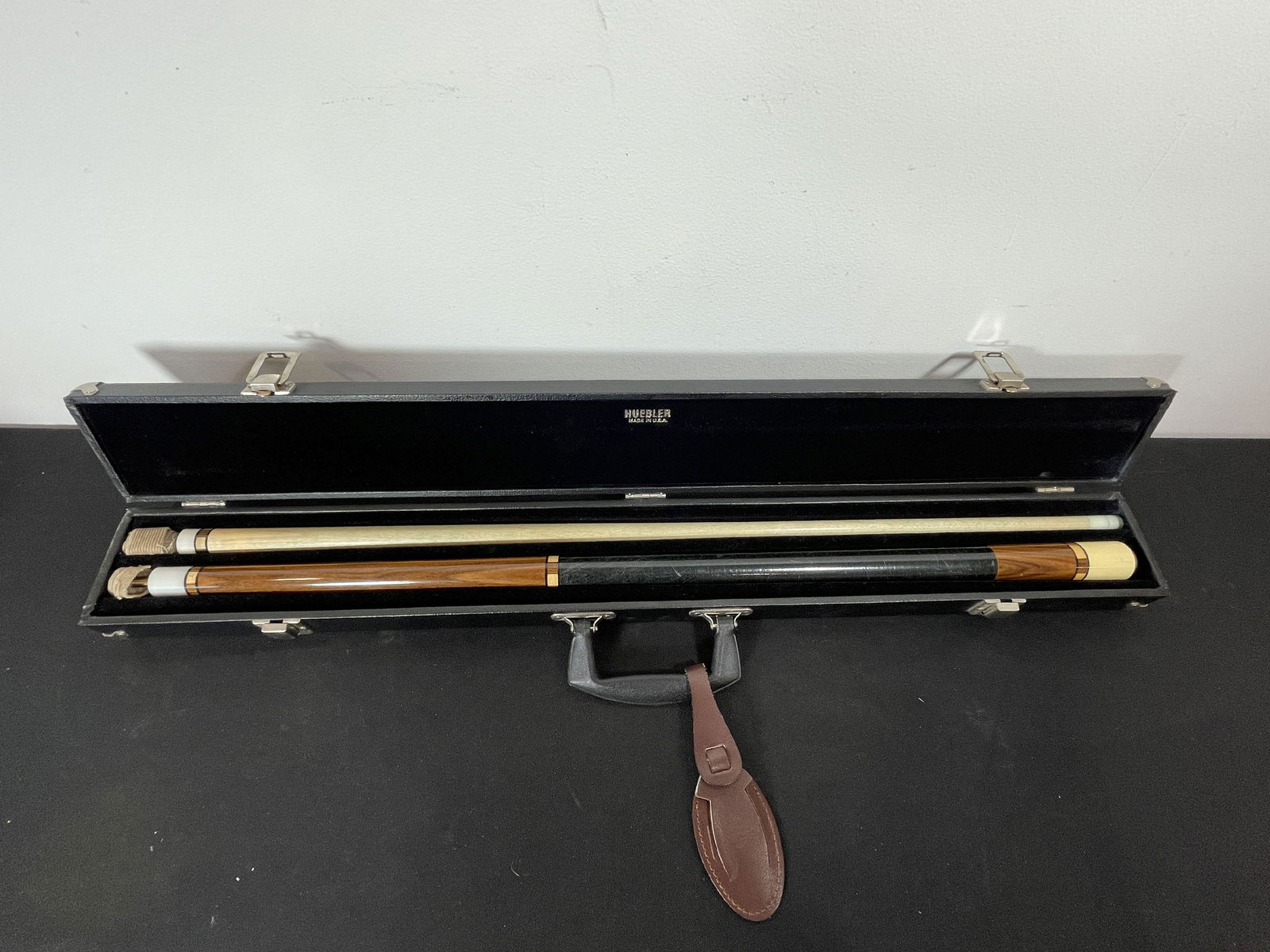 A HUEBLER POOL CUE IN ORIGINAL HARD CASE, 58.5" (1 of 4)