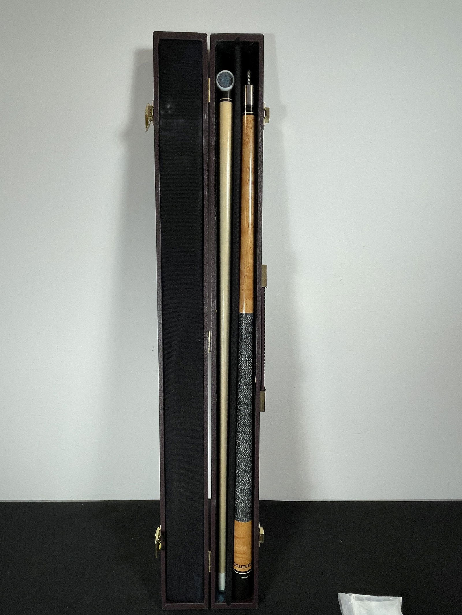 A MALI POOL CUE IN HARD CASE, 58.25" (1 of 4)