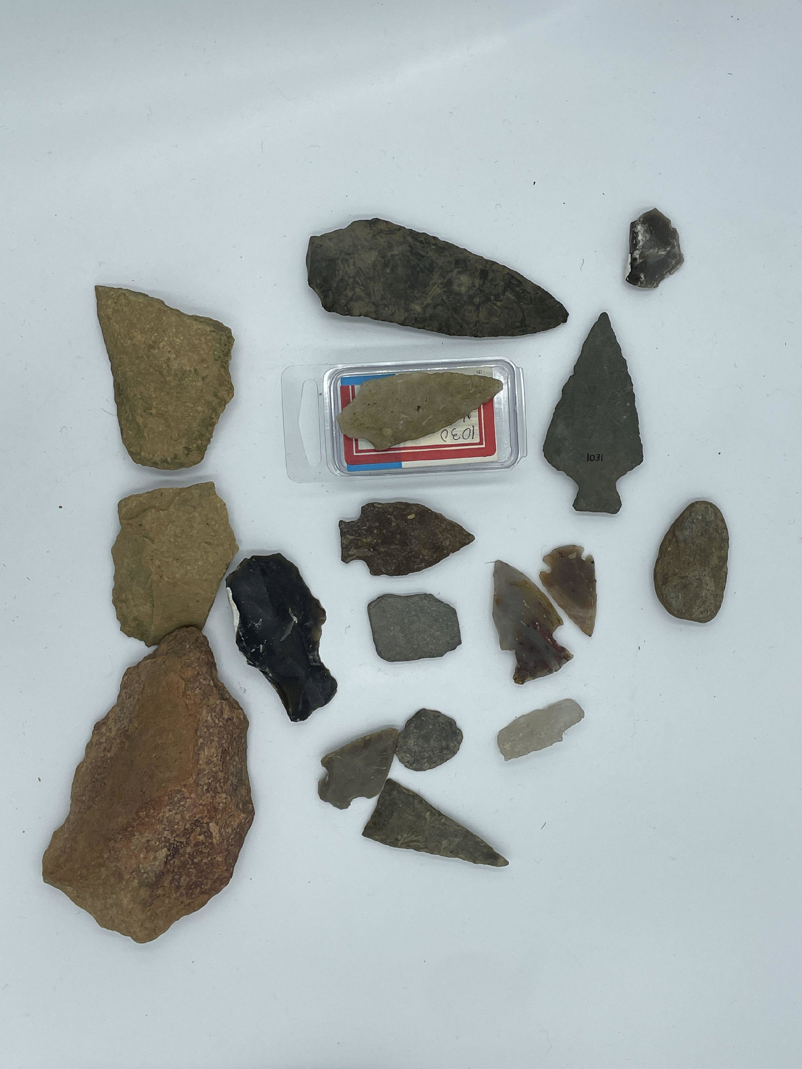 LARGE LOT OF ARROW HEADS AND FLINTS FROM PIONEER VALLEY. MANY IDENTIFIED BY LOCATION OF DISCOVERY: LARGE LOT OF ARROW HEADS AND FLINTS FROM PIONEER VALLEY. MANY IDENTIFIED BY LOCATION OF DISCOVERY