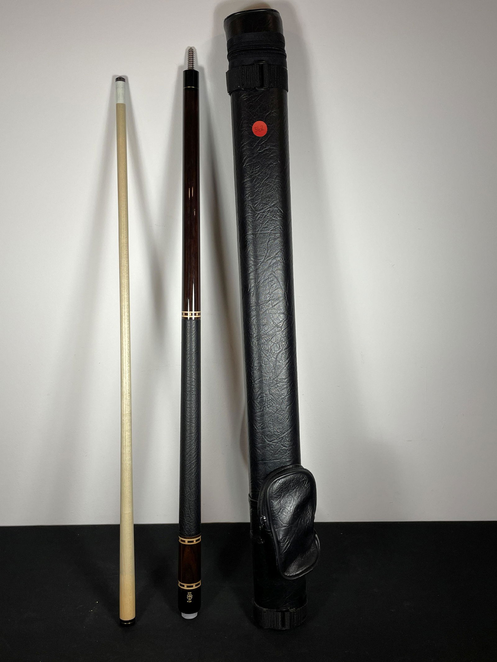 A MCDERMOTT LEATHER HANDLED POOL CUE IN LEATHER CASE, 58.5" (1 of 3)