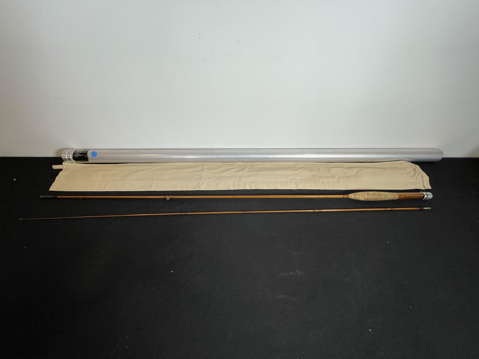 A THOMAS AND THOMAS 7074 CLASSIC BAMBOO FLY ROD (1 of 3)