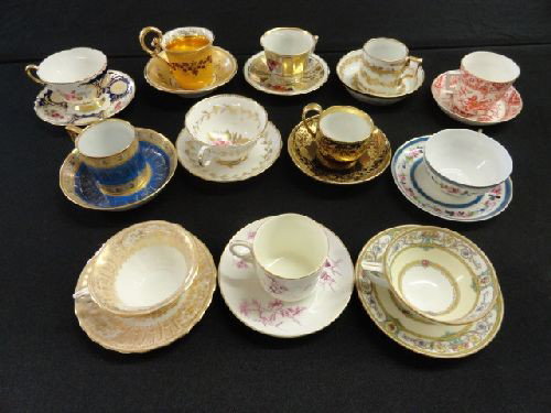 12 EXCEPTIONAL CUPS AND SAUCERS INCL. ROYAL: 12 EXCEPTIONAL CUPS AND 3 SAUCERS INCL. ROYAL WORCESTER, SHELLEY, WEDGEWOOD AND ERNST WAHLISS