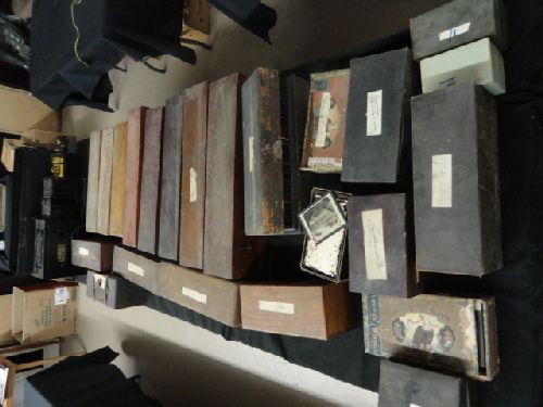 LANTERN SLIDE PROJECTOR W/ OVER 850 SLIDESL: LANTERN SLIDE PROJECTOR W/ OVER 850 GLASS SLIDES, SUBJECT MATTER INCLUDES LANDSCAPES, ART, ARCHITECTURE, RELIGIOUS PRINTS AND THEMES RELATING TO TRAVEL, MOSTLY AROUND THE MEDITERRANEAN (EGYPT, GREECE,