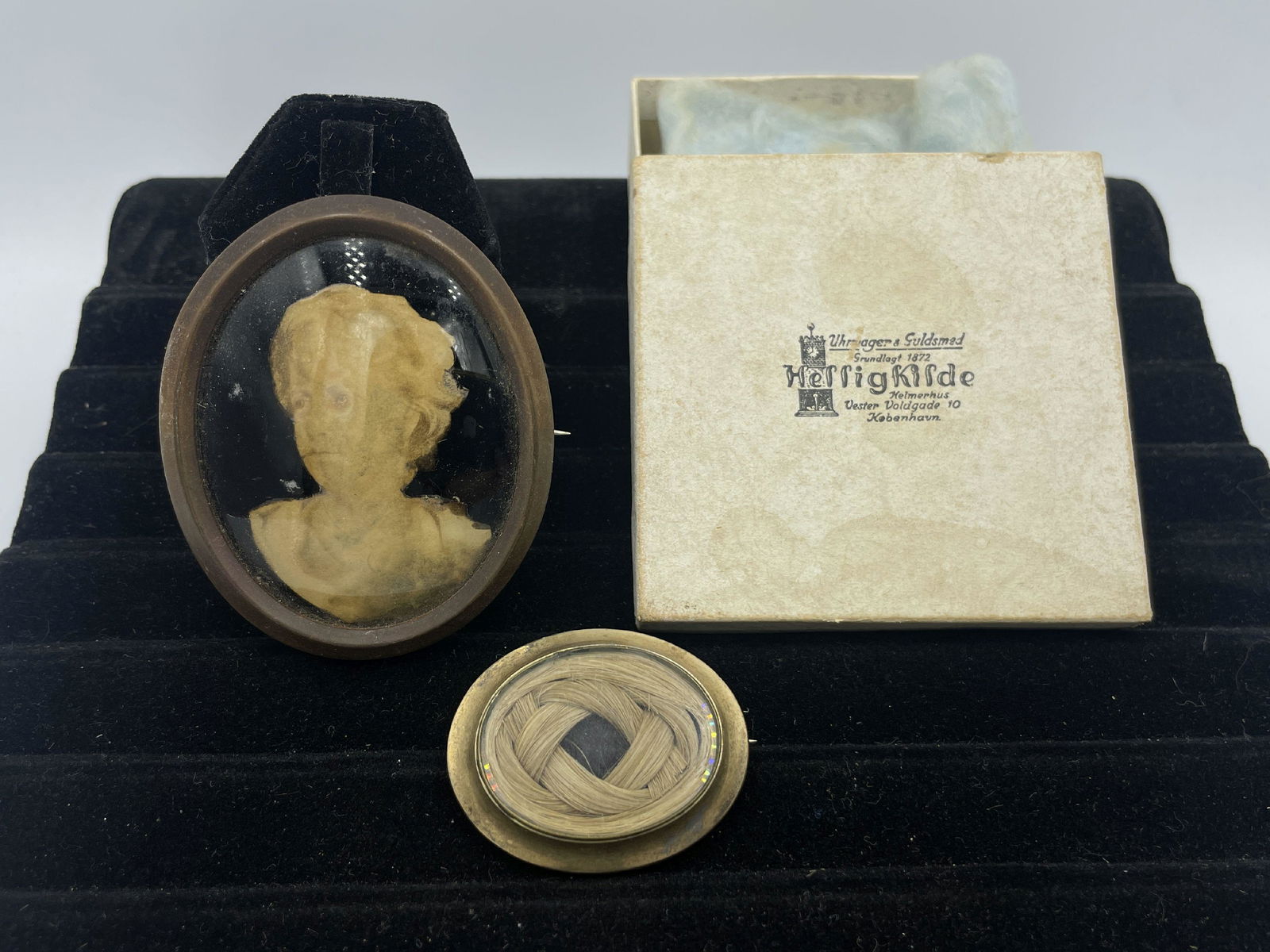 A GOLD FILLED VICTORIAN HAIR PIN WITH PORTRAIT (1 of 3)