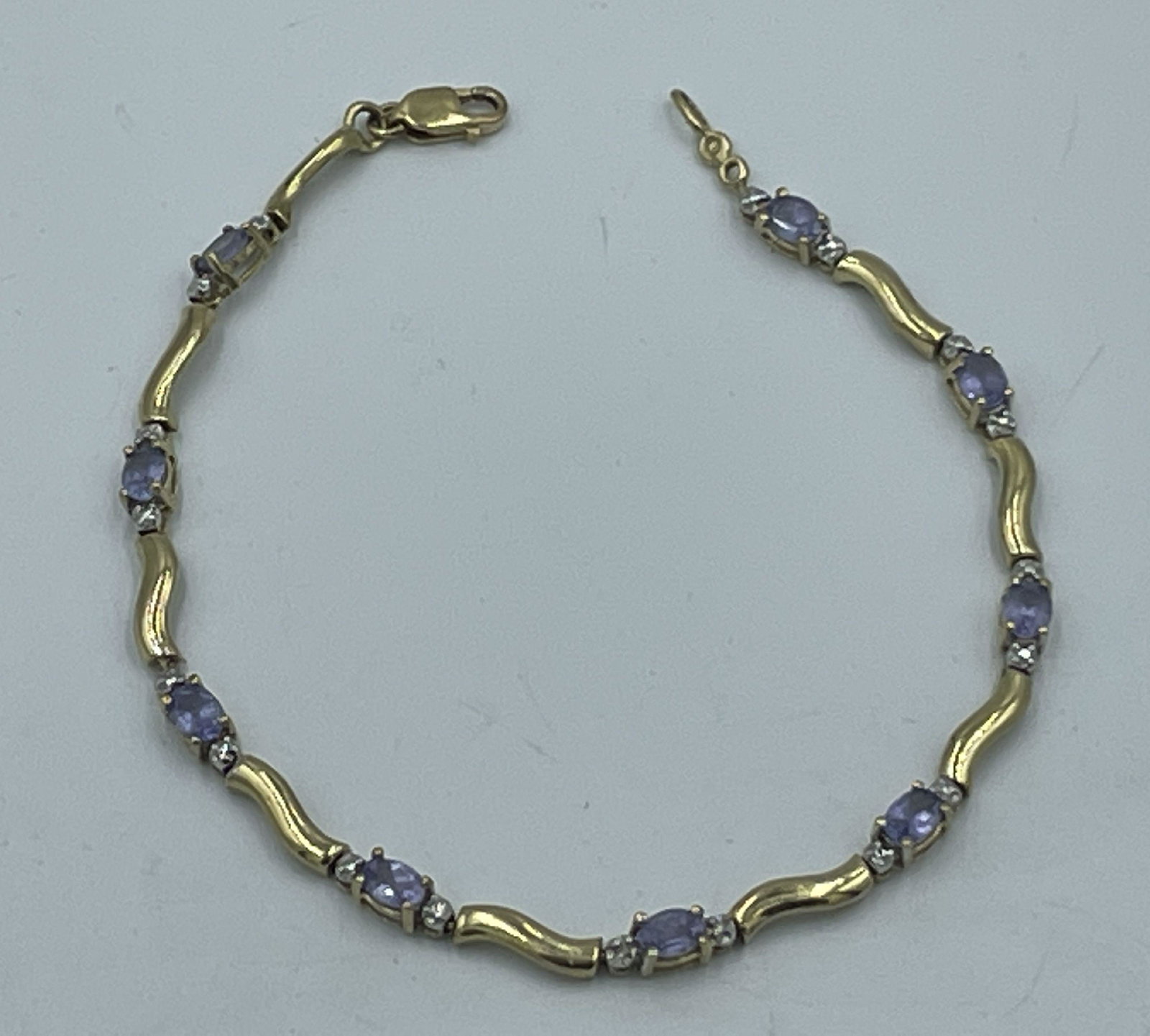 A 10K GOLD BRACELET WITH DIAMONDS AND AMETHYST: A 10K GOLD BRACELET WITH DIAMONDS AND AMETHYST
