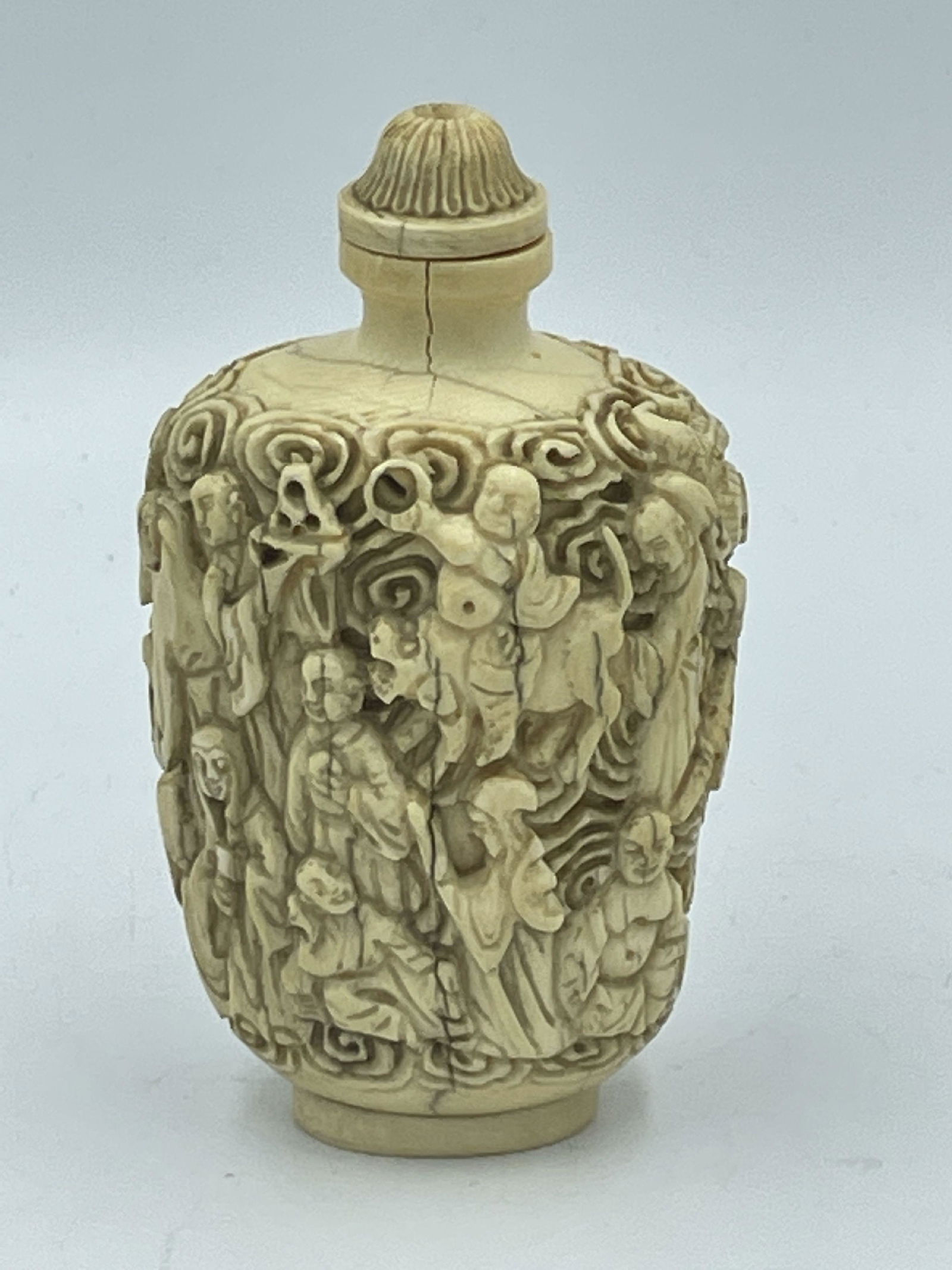 A CARVED CHINESE SNUFF BOTTLE, 4.5" (1 of 4)