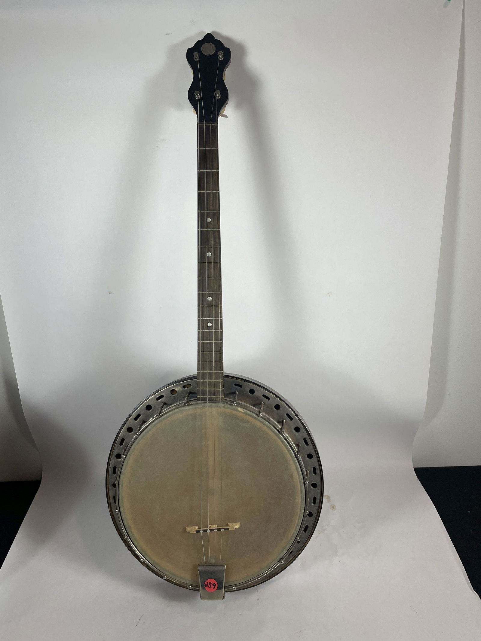 AN UNMARKED TENOR BANJO BANJO WITH RESONATOR BACK AND CASE (1 of 5)