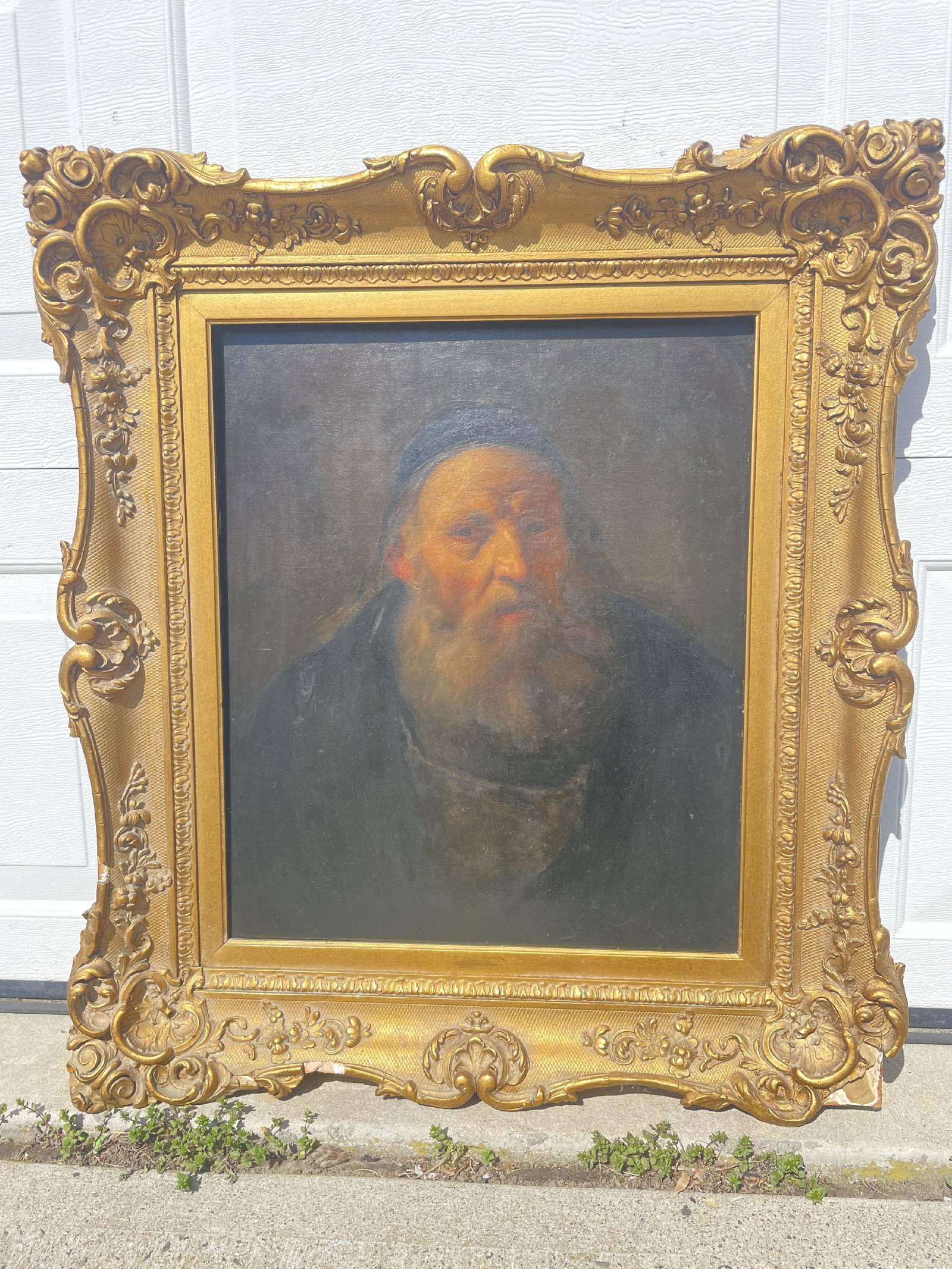 A 19TH CENTURY O/C OF A RABBI IN A HEAVY GOLD GILT FRAME, 28" X 33" FRAMED AND 19" X 21" SIGHT: A 19TH CENTURY O/C OF A RABBI IN A HEAVY GOLD GILT FRAME, 28" X 33" FRAMED AND 19" X 21" SIGHT