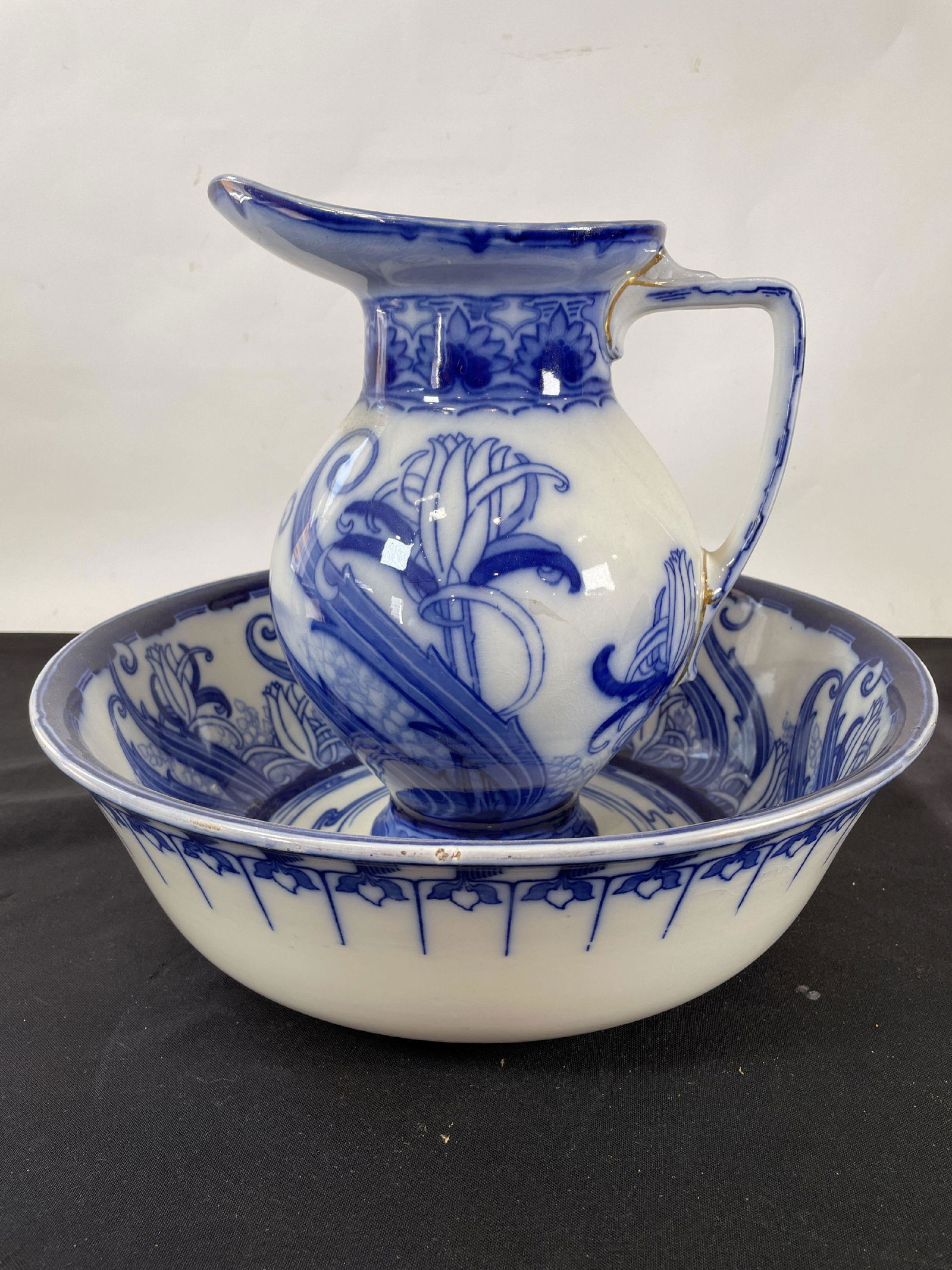 A DAULTON LAMBETH FLOW BLUE PITCHER AND WASHBASIN SET, 16" DIAMETER AND 15" TALL (1 of 7)