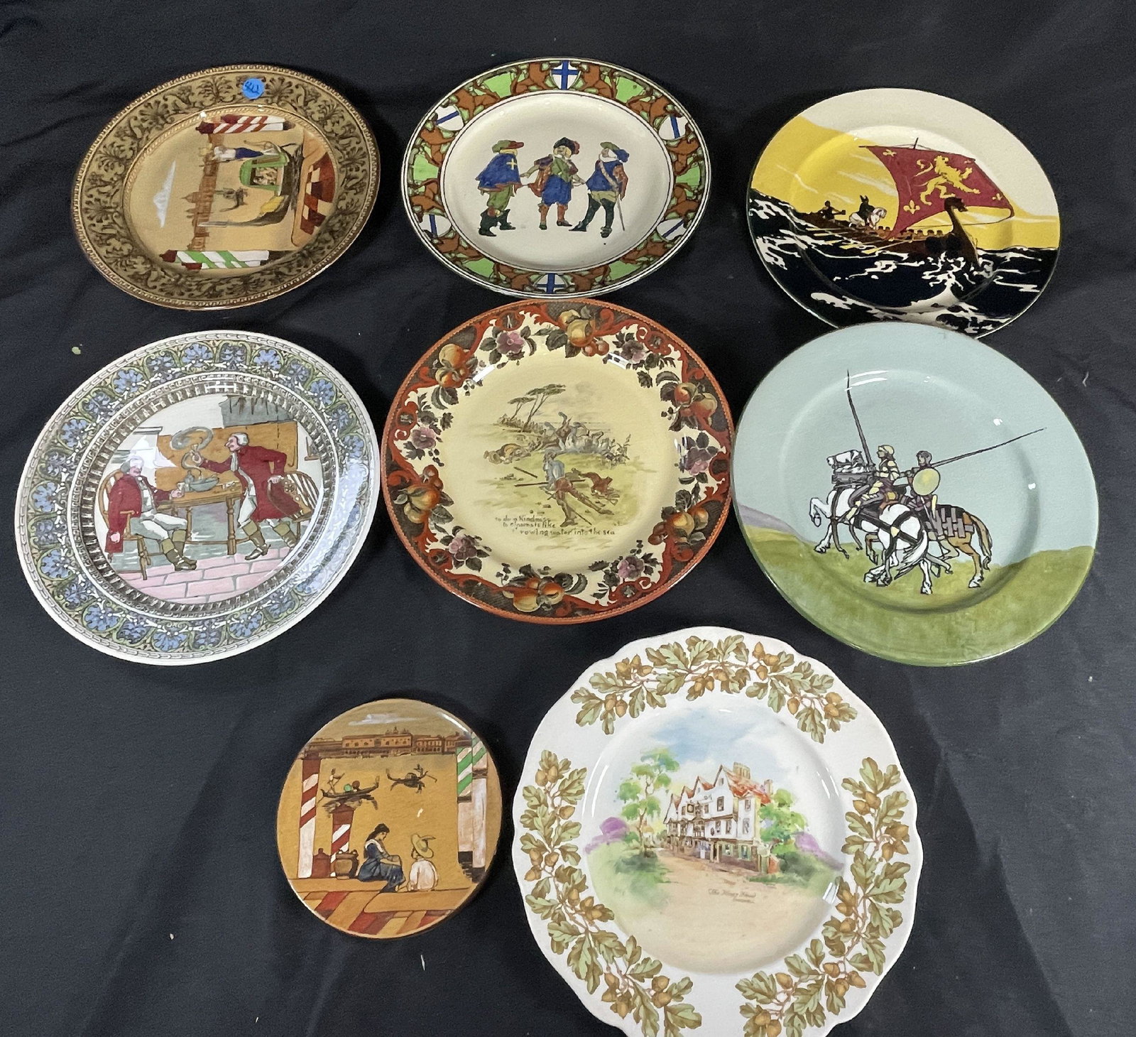 EIGHT PIECES ROYAL DAULTON, 10.5": EIGHT PIECES ROYAL DAULTON, 10.5"