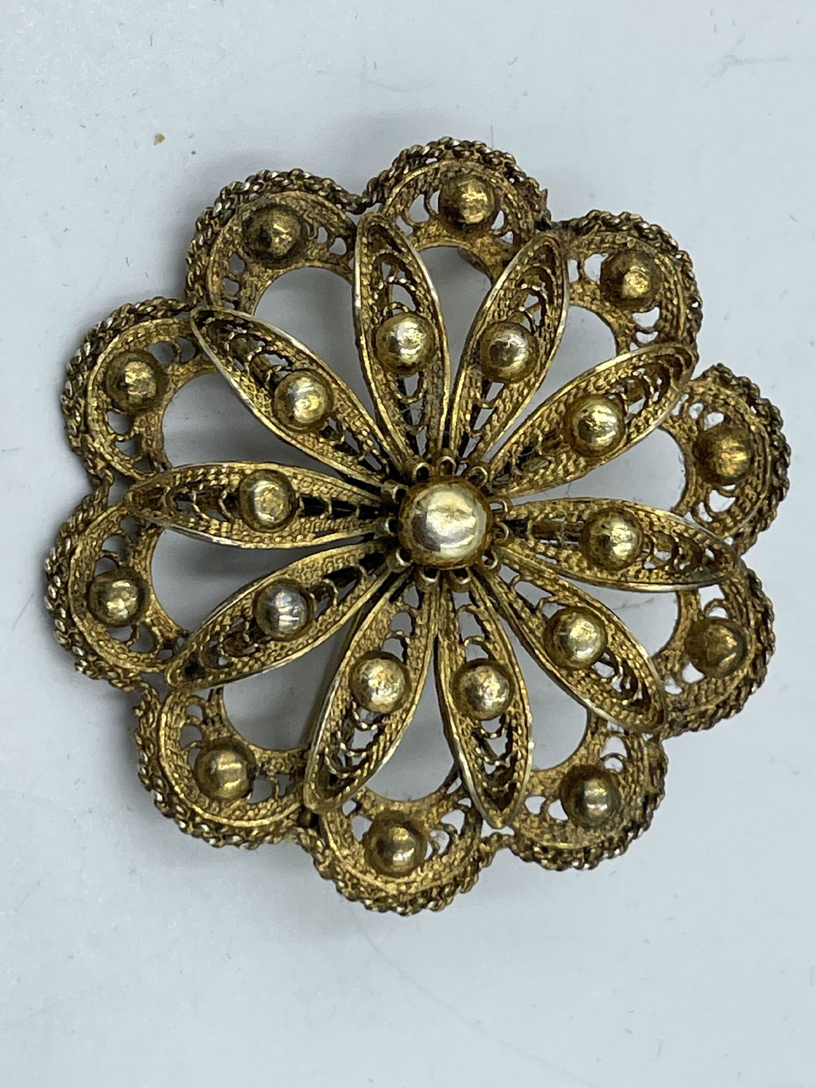 A 10KT GOLD VICTORIAN PIN, 1.75" DIAMETER AND 11.99 GRAMS (1 of 3)