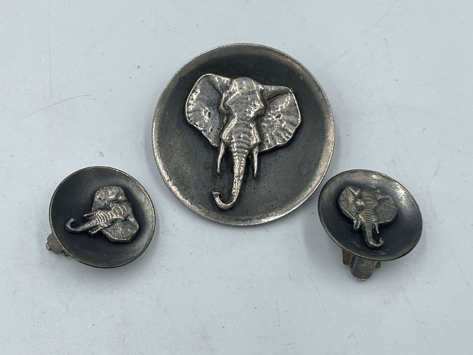 A STERLING SILVER ELEPHANT PIN AND EARRING SET, 1.5" PIN AND 0.5" EARRINGS (1 of 3)