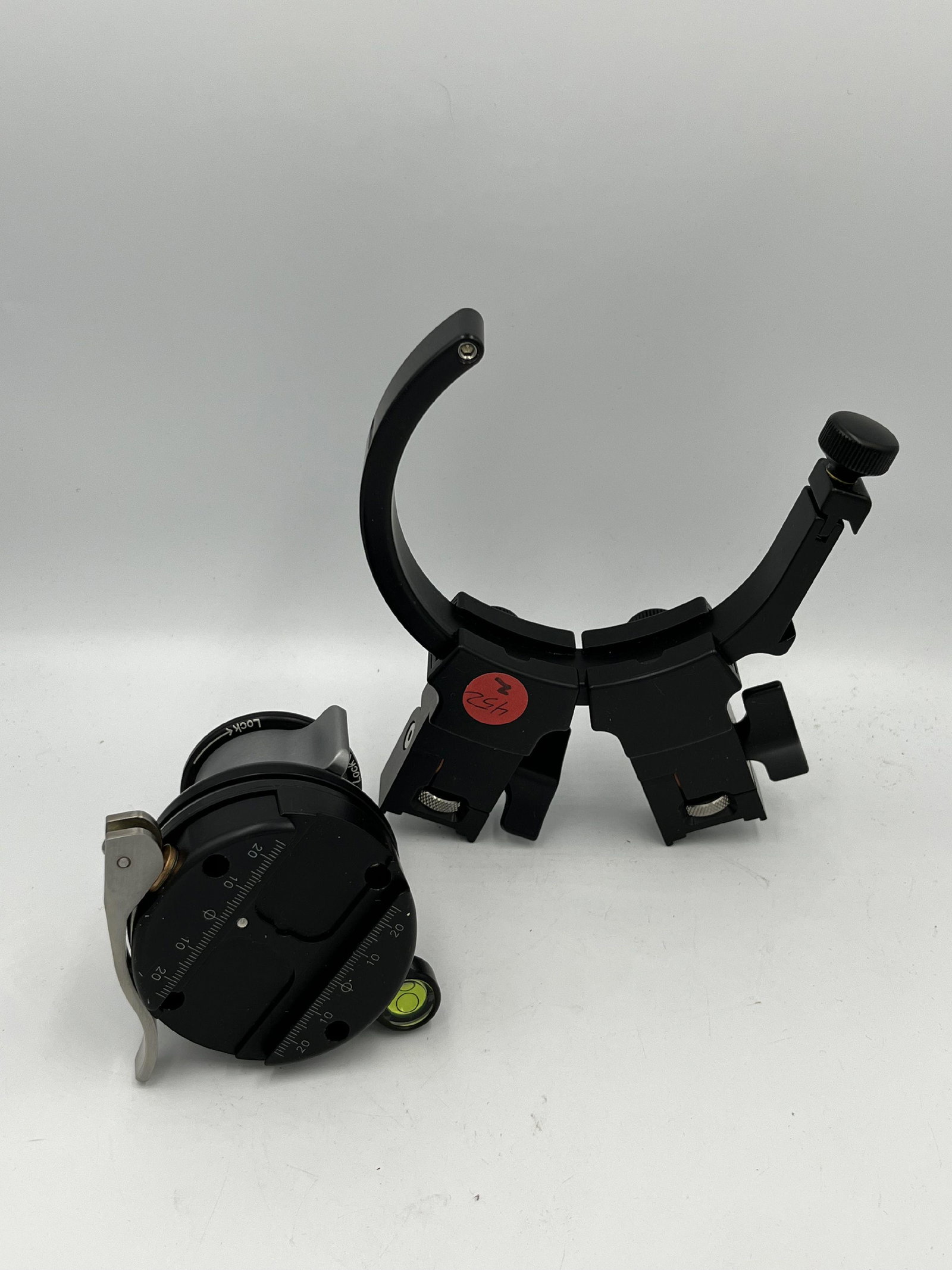 REALLY RIGHT STUFF FLASH ARM ORBITAL TILT MOUNT AND REALLY RIGHT STUFF LEVELING BASE (1 of 1)