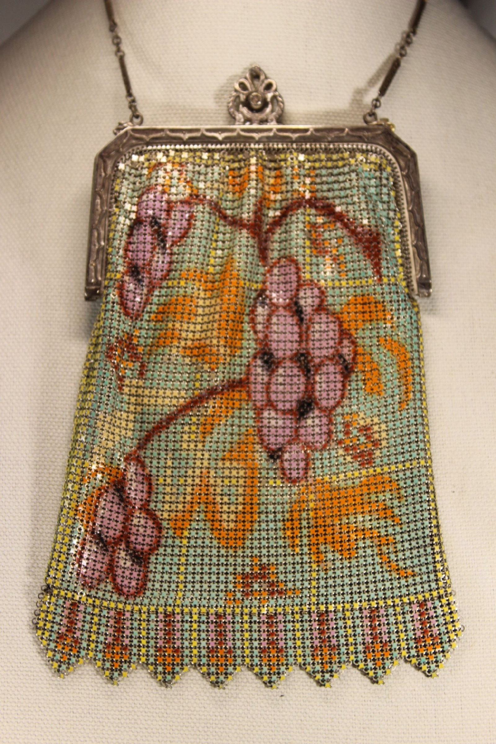 WHITING AND DAVIS MESH PURSE W/ ART DECO GRAPES, SIGNED. 7" X 4.5" (1 of 6)