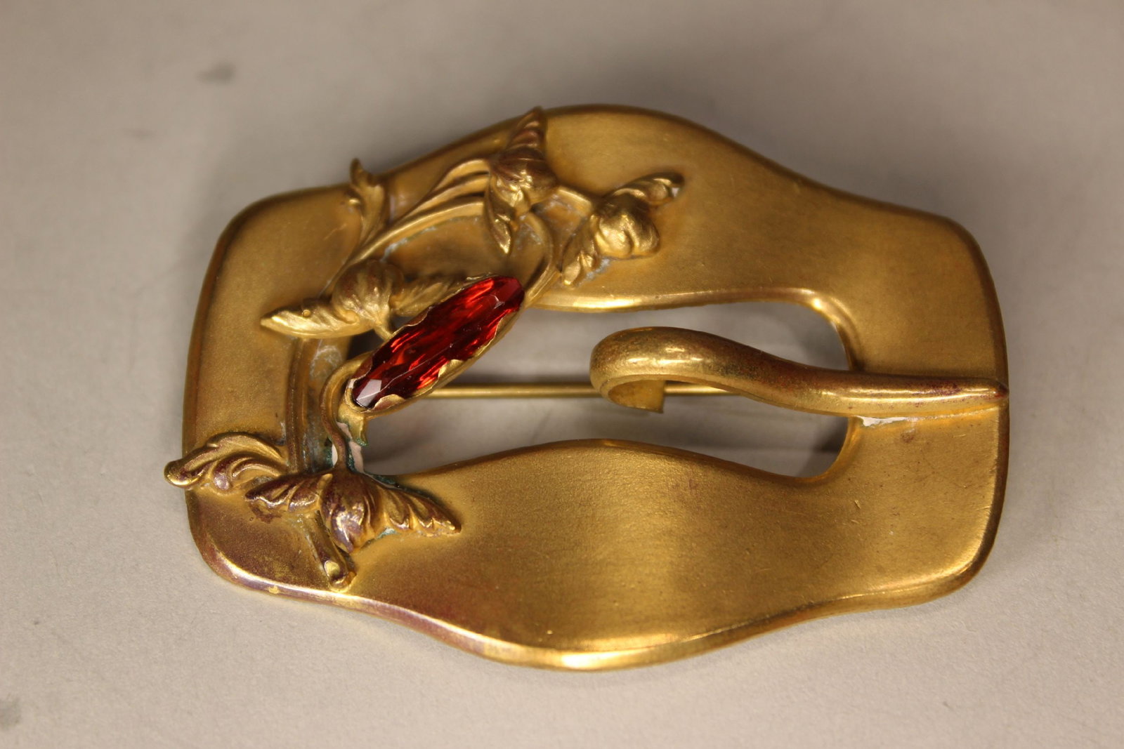 ART NOUVEAU GILT BRASS AND GLASS SASH PIN, 3" WIDE: ART NOUVEAU GILT BRASS AND GLASS SASH PIN, 3" WIDE