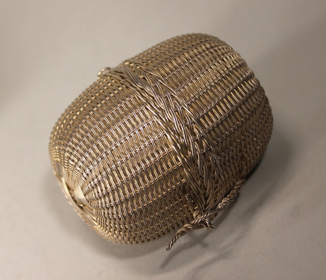 ANTIQUE STERLING SILVER WOVEN HINGED BASKET, 3" TALL AND 59.5G (1 of 2)