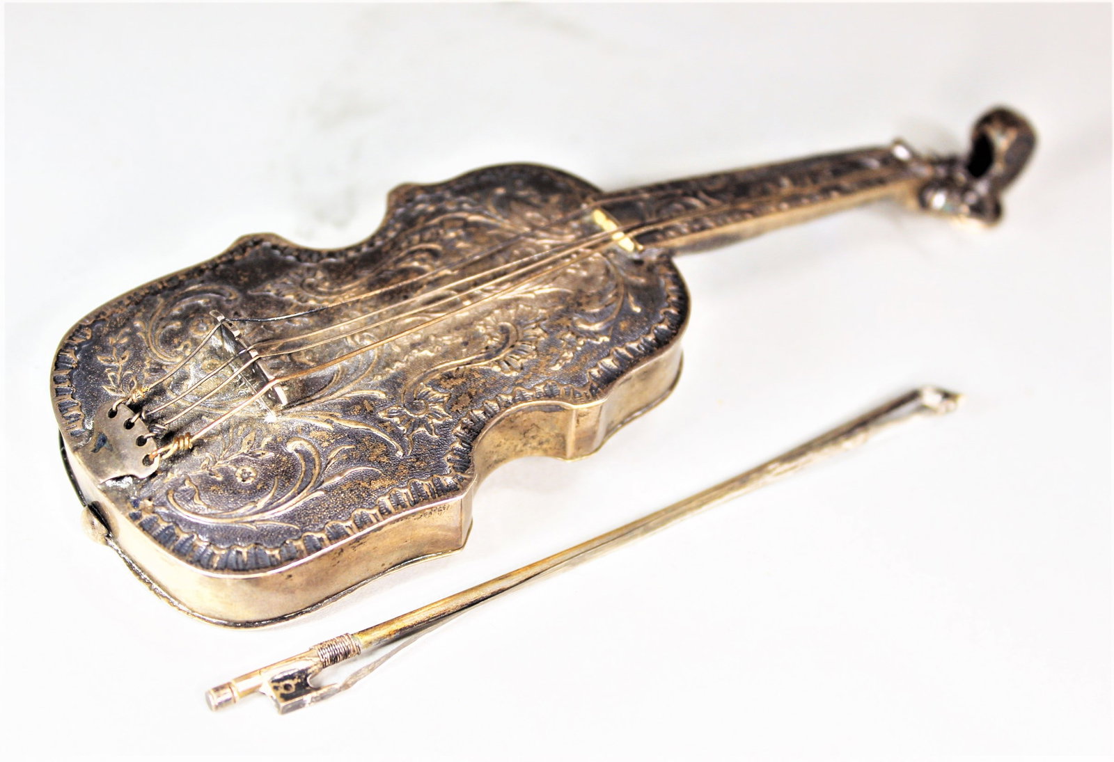 19TH C. ANTIQUE DUTCH SNUFFBOX VIOLIN W/ BOW FORM, 7" LONG AND 85G (1 of 4)